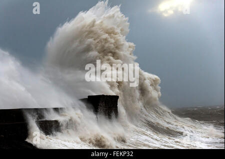 Porthcawl, Bridgend, au Pays de Galles, Royaume-Uni. 8 Février, 2016. Des vagues énormes livre le mur du port. Storm batters Imogen la petite station balnéaire de Porthcawl gallois dans le county borough de Bridgend, sur la côte sud du Pays de Galles, Royaume-Uni. Credit : Graham M. Lawrence/Alamy Live News. Banque D'Images