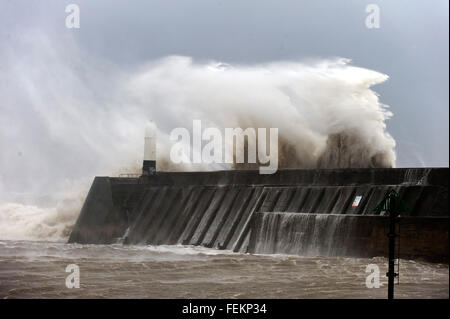 Porthcawl, Bridgend, au Pays de Galles, Royaume-Uni. 8 Février, 2016. Des vagues énormes livre le mur du port. Storm batters Imogen la petite station balnéaire de Porthcawl gallois dans le county borough de Bridgend, sur la côte sud du Pays de Galles, Royaume-Uni. Credit : Graham M. Lawrence/Alamy Live News. Banque D'Images