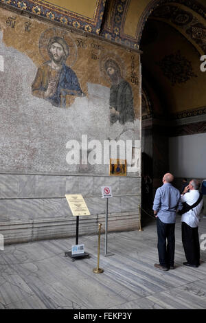 Les touristes en face de la Deesis mosaïque avec Christ en tant que souverain, dans la basilique Sainte-Sophie, Istanbul, Turquie, le 3 mai 2015. Banque D'Images