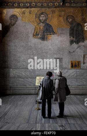 Les touristes en face de la Deesis mosaïque avec Christ en tant que souverain, Hagia Sofia, Istanbul, Turquie, le 3 mai 2015. Banque D'Images