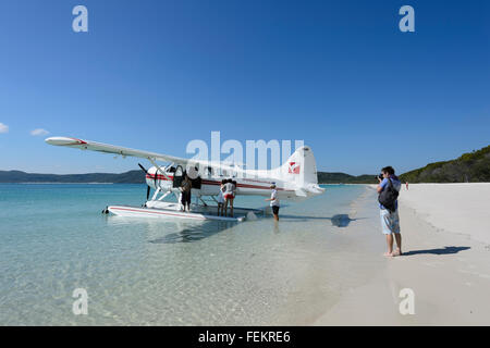 Hydravion Air Rarotonga avec les touristes sur Whitehaven Beach, Whitsunday Islands, Queensland, Australie Banque D'Images