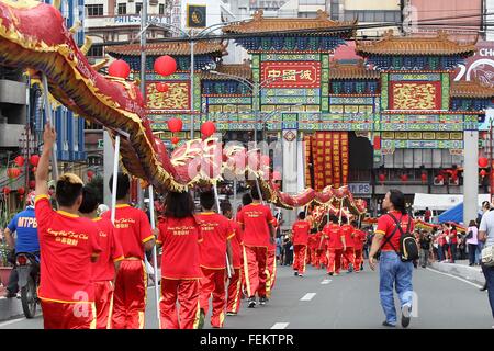 Manille, Philippines. Feb 8, 2016. Les spectacles de danse du dragon durant la célébration de la Nouvelle Année lunaire chinoise du singe à Chinatown à Manille, Philippines, le 8 février 2016. Les gens affluaient dans le district de Binondo à Manille, l'une des plus anciennes du monde de Chinatown, à se joindre aux festivités, y compris d'artifice, des parades et spectacles de rue pour célébrer le premier jour de la nouvelle année lunaire. Credit : Rouelle Umali/Xinhua/Alamy Live News Banque D'Images