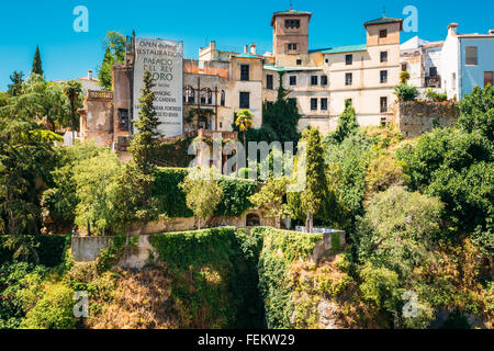 Ronda, Espagne - 19 juin 2015 : Palacio del Rey Moro et jardins suspendus à Ronda, Espagne. 14e siècle palais maure. Banque D'Images