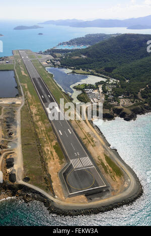 Vue aérienne d'Airlie Beach, l'aéroport de Whitsunday Islands, Queensland, Australie Banque D'Images