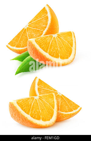 Deux tranches de fruits orange isolé sur blanc avec clipping path Banque D'Images