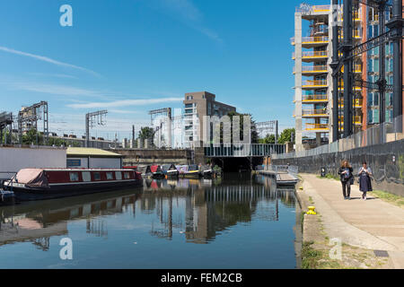 Les gens qui marchent le long de Regent's Canal, près de la gare de Kings Cross, London, UK Banque D'Images