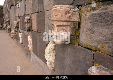 Pierres de mortaise-chefs intégrés dans le mur de temple semi-souterraine. Tiwuanaku site archéologique. La Bolivie Banque D'Images