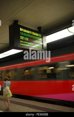 Arrivées et départ à la gare centrale de Bruxelles Banque D'Images