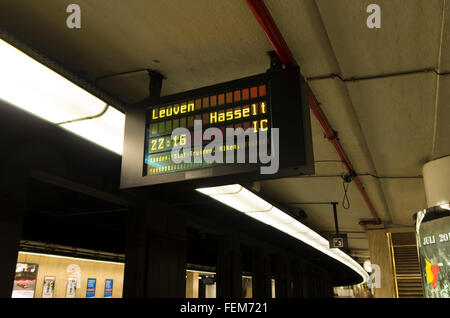 Arrivées et départ à la gare centrale de Bruxelles Banque D'Images