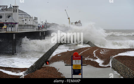 Brighton, UK. 8 Février, 2016. Météo France : d'énormes vagues se briser sur le front de mer de Brighton à marée haute par l'embarcadère que Storm Imogen batters la côte sud aujourd'hui avec les prévisions météorologiques La prévision des vents de jusqu'à 90 mph causant des inondations et des dommages Crédit : Simon Dack/Alamy Live News Banque D'Images