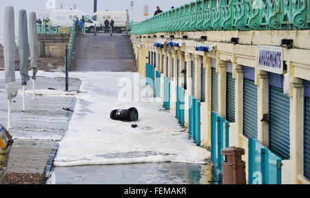 Brighton, UK. 8 Février, 2016. Météo France : la mer, les inondations sur la plage et jusqu'à des cafés et boutiques de cadeaux sur le front de mer de Brighton que Storm Imogen batters la côte sud aujourd'hui avec les prévisions météorologiques La prévision des vents de jusqu'à 90 mph causant des inondations et des dommages Crédit : Simon Dack/Alamy Live News Banque D'Images