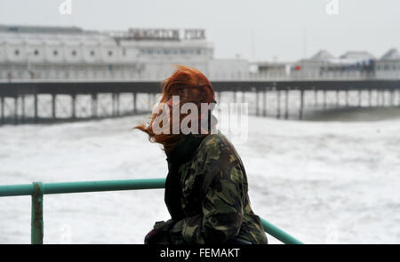 Brighton, UK. 8 Février, 2016. Météo : cheveux balayés par le Royaume-Uni sur le front de mer de Brighton que Storm Imogen batters la côte sud aujourd'hui avec les prévisions météorologiques La prévision des vents de jusqu'à 90 mph causant des inondations et des dommages Crédit : Simon Dack/Alamy Live News Banque D'Images