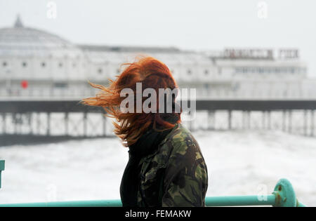 Brighton, UK. 8 Février, 2016. Météo : cheveux balayés par le Royaume-Uni sur le front de mer de Brighton que Storm Imogen batters la côte sud aujourd'hui avec les prévisions météorologiques La prévision des vents de jusqu'à 90 mph causant des inondations et des dommages Crédit : Simon Dack/Alamy Live News Banque D'Images