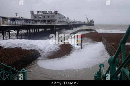 Brighton, UK. 8 Février, 2016. Météo France : d'énormes vagues se briser sur le front de mer de Brighton à marée haute par l'embarcadère que Storm Imogen batters la côte sud aujourd'hui avec les prévisions météorologiques La prévision des vents de jusqu'à 90 mph causant des inondations et des dommages Crédit : Simon Dack/Alamy Live News Banque D'Images