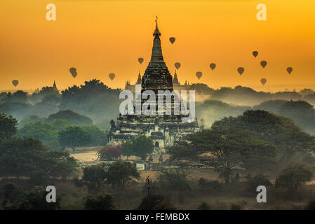 Sunrise pittoresque avec de nombreux ballons à air chaud au-dessus de Bagan au Myanmar Banque D'Images