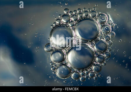 Blue abstract bubbles fait de l'huile dans l'eau surface Banque D'Images