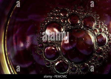 Abstract violet foncé fait des bulles d'huile en surface de l'eau Banque D'Images