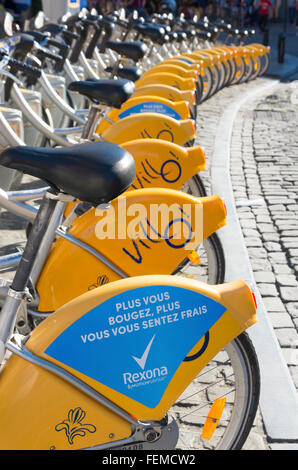 Bruxelles, Belgique - 10 juillet 2015 : vélos jaunes de Villo !, un service automatisé qui loue des vélos à travers Bruxelles. Banque D'Images