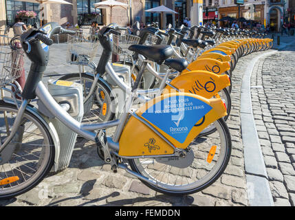 Bruxelles, Belgique - 10 juillet 2015 : vélos jaunes de Villo !, un service automatisé qui loue des vélos à travers Bruxelles. Banque D'Images