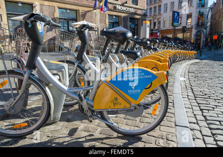 Bruxelles, Belgique - 10 juillet 2015 : vélos jaunes de Villo !, un service automatisé qui loue des vélos à travers Bruxelles. Banque D'Images