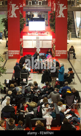 Berlin, Allemagne. Le 08 février, 2016. Les amateurs de Berlinale attendent le début de la vente des billets en face de la billetterie du Festival International du Film de Berlin (Berlinale) à la Potsdamer Platz à Berlin, Allemagne, 08 février 2016. Le Berlinale commence le 11 février 2016. Photo : Joerg Carstensen/dpa/Alamy Live News Banque D'Images