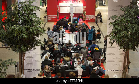 Berlin, Allemagne. Le 08 février, 2016. Les amateurs de Berlinale attendent le début de la vente des billets en face de la billetterie du Festival International du Film de Berlin (Berlinale) à 7 heures du matin à la Potsdamer Platz à Berlin, Allemagne, 08 février 2016. Le Berlinale commence le 11 février 2016. Photo : Joerg Carstensen/dpa/Alamy Live News Banque D'Images