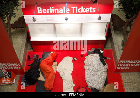 Berlin, Allemagne. Le 08 février, 2016. Les amateurs de Berlinale camp en face de la billetterie du Festival International du Film de Berlin (Berlinale) alors qu'ils attendaient le début de la vente de billets à 7 heures du matin à la Potsdamer Platz à Berlin, Allemagne, 08 février 2016. Le Berlinale commence le 11 février 2016. Photo : Joerg Carstensen/dpa/Alamy Live News Banque D'Images