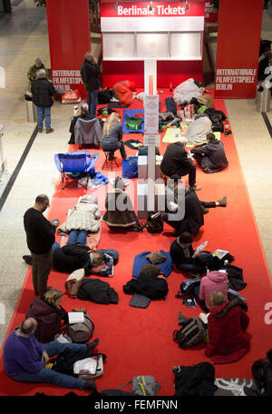 Berlin, Allemagne. Le 08 février, 2016. Les amateurs de Berlinale attendent le début de la vente des billets en face de la billetterie du Festival International du Film de Berlin (Berlinale) à 7 heures du matin à la Potsdamer Platz à Berlin, Allemagne, 08 février 2016. Le Berlinale commence le 11 février 2016. Photo : Joerg Carstensen/dpa/Alamy Live News Banque D'Images