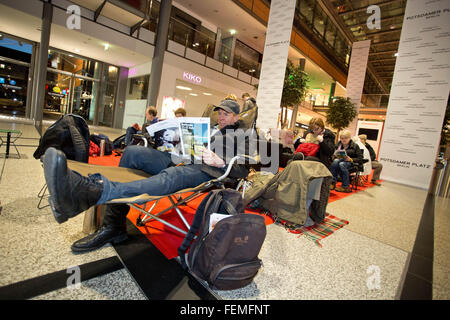 Berlin, Allemagne. Le 08 février, 2016. Les amateurs de Berlinale attendent le début de la vente des billets en face de la billetterie du Festival International du Film de Berlin (Berlinale) à 7 heures du matin à la Potsdamer Platz à Berlin, Allemagne, 08 février 2016. Le Berlinale commence le 11 février 2016. Photo : Joerg Carstensen/dpa/Alamy Live News Banque D'Images