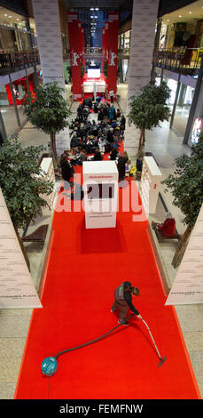 Berlin, Allemagne. Le 08 février, 2016. Les amateurs de Berlinale attendent le début de la vente des billets en face de la billetterie du Festival International du Film de Berlin (Berlinale) à 7 heures du matin à la Potsdamer Platz à Berlin, Allemagne, 08 février 2016. Le Berlinale commence le 11 février 2016. Photo : Joerg Carstensen/dpa/Alamy Live News Banque D'Images