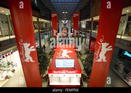 Berlin, Allemagne. Le 08 février, 2016. Les amateurs de Berlinale attendent le début de la vente des billets en face de la billetterie du Festival International du Film de Berlin (Berlinale) à 7 heures du matin à la Potsdamer Platz à Berlin, Allemagne, 08 février 2016. Le Berlinale commence le 11 février 2016. Photo : Joerg Carstensen/dpa/Alamy Live News Banque D'Images