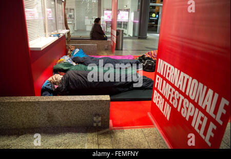 Berlin, Allemagne. Le 08 février, 2016. Les amateurs de Berlinale camp en face de la billetterie du Festival International du Film de Berlin (Berlinale) alors qu'ils attendaient le début de la vente de billets à 7 heures du matin à la Potsdamer Platz à Berlin, Allemagne, 08 février 2016. Le Berlinale commence le 11 février 2016. Photo : Joerg Carstensen/dpa/Alamy Live News Banque D'Images