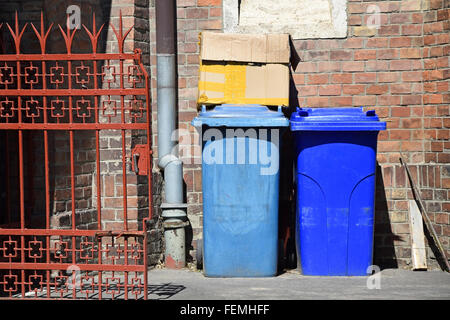 Les poubelles dans la cour Banque D'Images