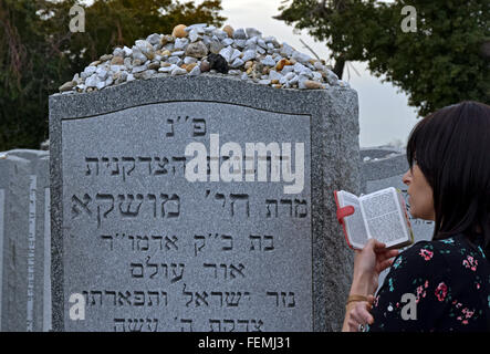 Une femme juive religieuse anonyme prie adjacent à l'Ohel à la pierre tombale de l'épouse de l'Lubavutcher Rebbe. Queens, NY Banque D'Images