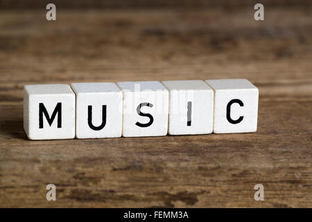 Le mot musique écrite en cubes sur fond de bois Banque D'Images