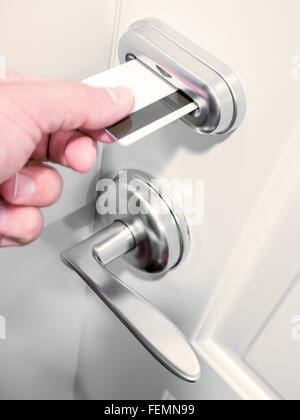 La main d'une personne un déverrouillage de clé électronique serrure de porte sur une chambre d'hôtel. Banque D'Images