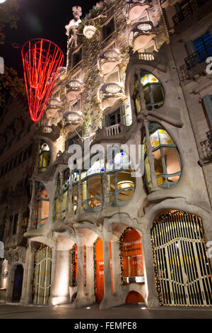 Façade de la Casa Batllo la nuit, de l'architecte catalan Antoni Gaudi, célèbre architecture Banque D'Images