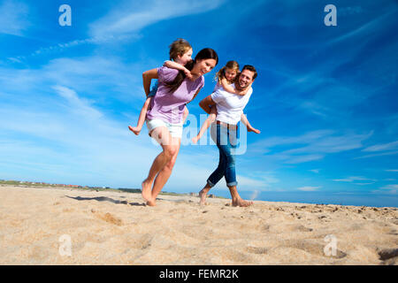 Mère et père usurpation de leurs fils et fille sur la plage