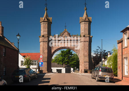 Arche Royale Fettercairn, dans le village de Fettercairn, Aberdeenshire, en Écosse. Banque D'Images