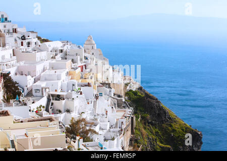 Bâtiments sur la falaise par la mer à la ville de Fira, Santorini, Grèce Banque D'Images