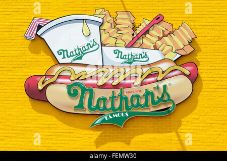 Nathan's Famous Inc. signe sur un fond de brique jaune, Coney Island, Brooklyn, New York City, USA Banque D'Images