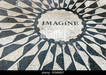 Détail de la mosaïque de 'imagine' de John Lennon memorial, champs de fraises, Central Park, New York City, USA Banque D'Images