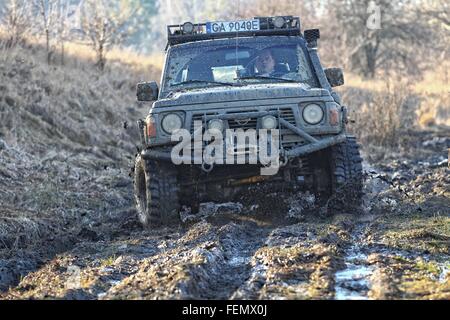 Gdansk, Pologne 7e, février 2016 douzaines de voitures 4x4 tous les week-end prendre part à l'amateur de course hors route à Gdansk. La pratique des pilotes Banque D'Images