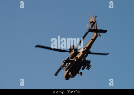 L'hélicoptère d'attaque Apache AgustaWestland piloté par le British Army Air Corps sur une mission de formation sur l'aérodrome de Woodbridge. Banque D'Images