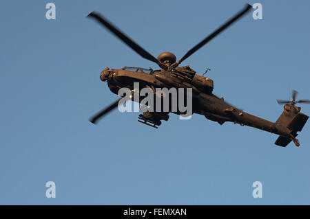 L'hélicoptère d'attaque Apache AgustaWestland piloté par le British Army Air Corps sur une mission de formation sur l'aérodrome de Woodbridge. Banque D'Images