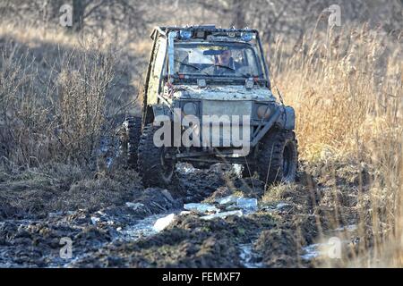 Gdansk, Pologne 7e, février 2016 douzaines de voitures 4x4 tous les week-end prendre part à l'amateur de course hors route à Gdansk. La pratique des pilotes Banque D'Images