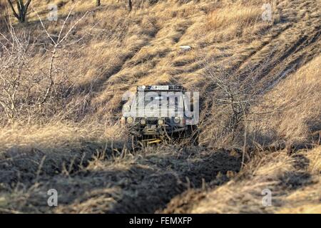 Gdansk, Pologne 7e, février 2016 douzaines de voitures 4x4 tous les week-end prendre part à l'amateur de course hors route à Gdansk. La pratique des pilotes Banque D'Images