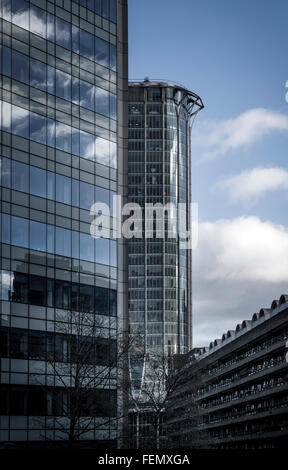 Blocs de bureau moderne à côté de la barbacane Estate dans la ville de London, UK Banque D'Images