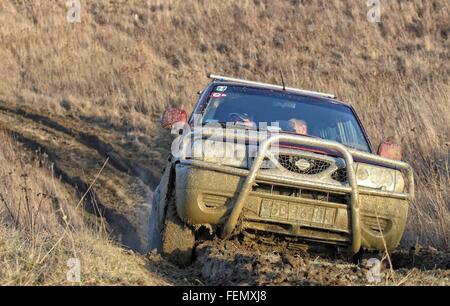 Gdansk, Pologne 7e, février 2016 douzaines de voitures 4x4 tous les week-end prendre part à l'amateur de course hors route à Gdansk. La pratique des pilotes Banque D'Images