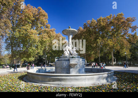 Fontaine sculptée dans le parc del Buen Retiro, l'une des principales attractions de Madrid, Espagne. Banque D'Images